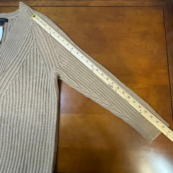 Banana Republic Cable Knit V-Neck Merino Wool Alpaca Tan Sweater Size Medium - Picture 8 of 11